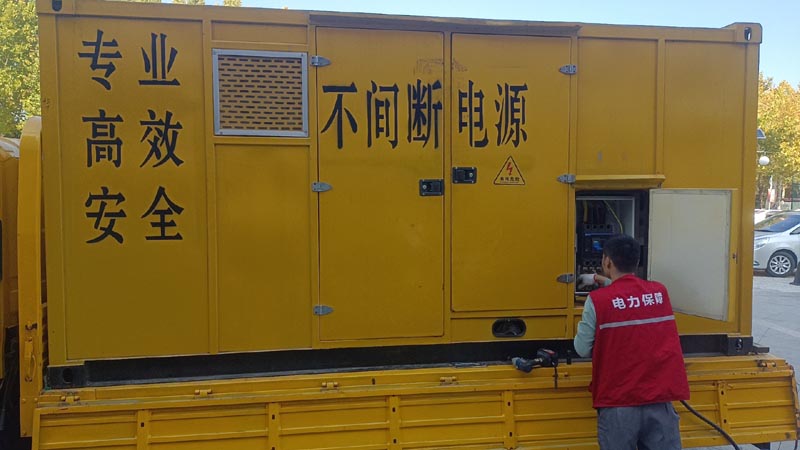 南涧柴油发电机组和UPS电源配合使用时，如何避免切换过程中的电力中断？